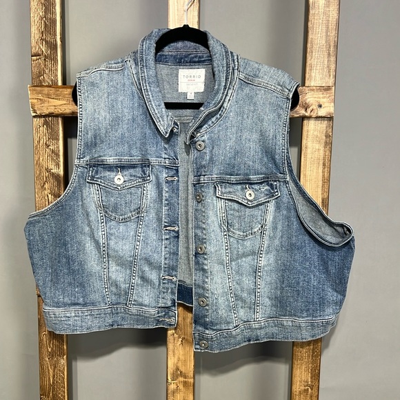 torrid Jackets & Blazers - Torrid crop denim button up vest. Size 4X. EUC.